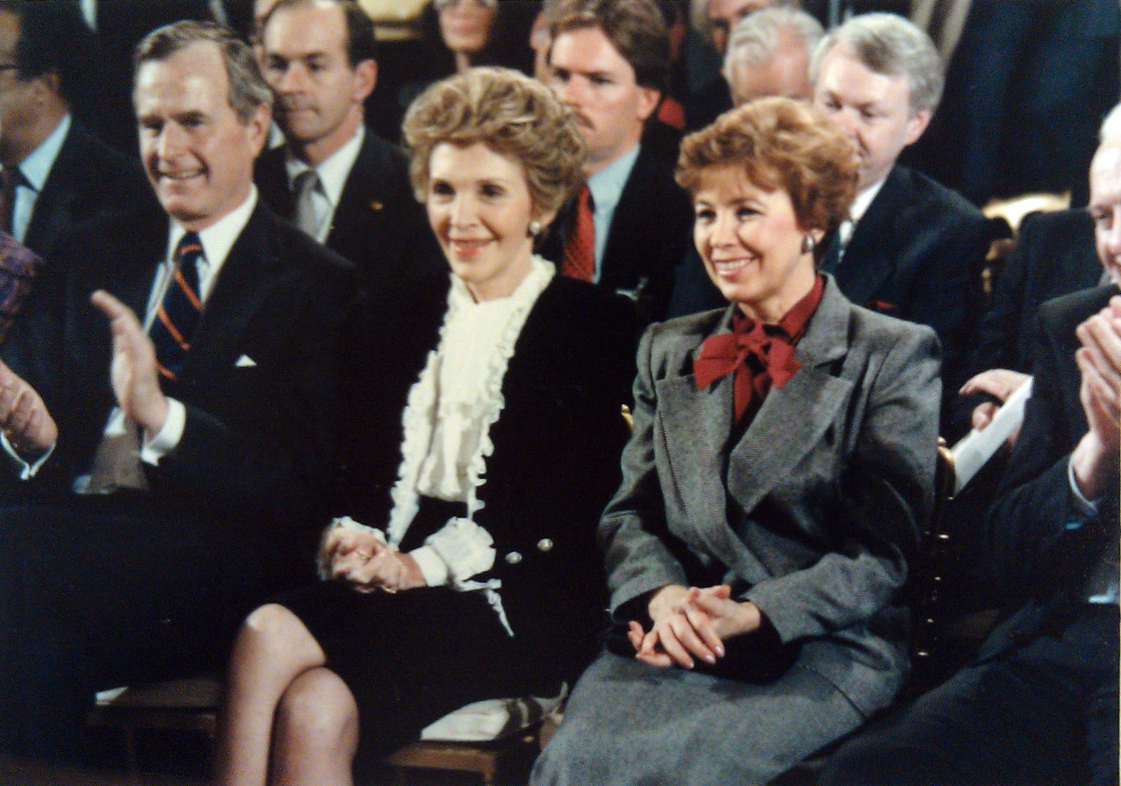 George_HW_Bush,_Nancy_Reagan,_Raisa_Gorbachova_1987-12-08_C44086-07.jpg