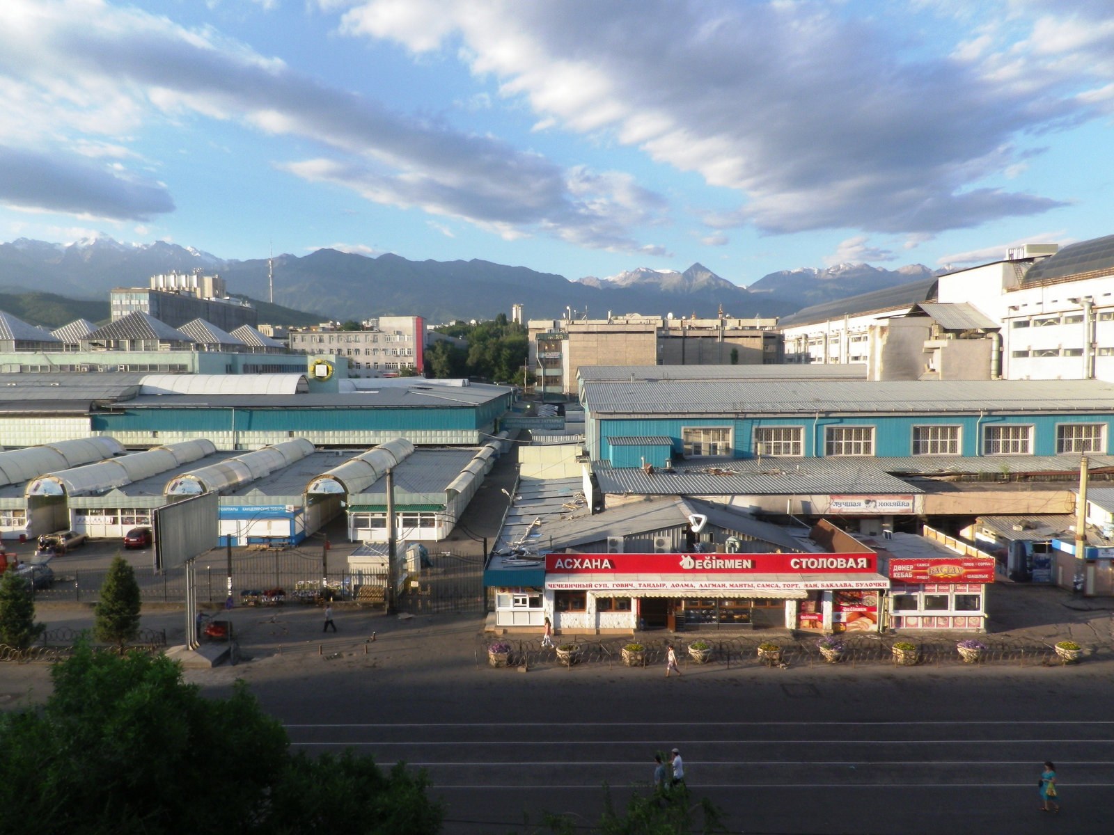69 - Almaty - Zelyoni Bazaar at dawn.JPG